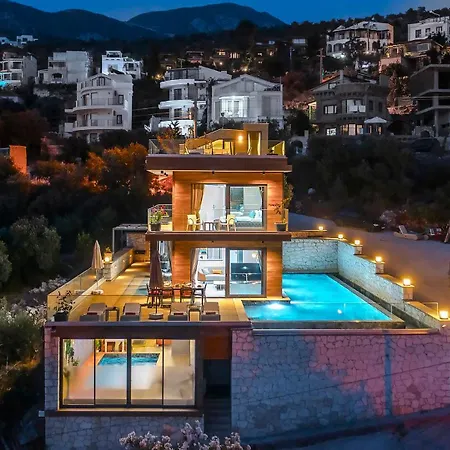 Kalkan Merkez'de Deniz Manzarali Lueks Hotel *