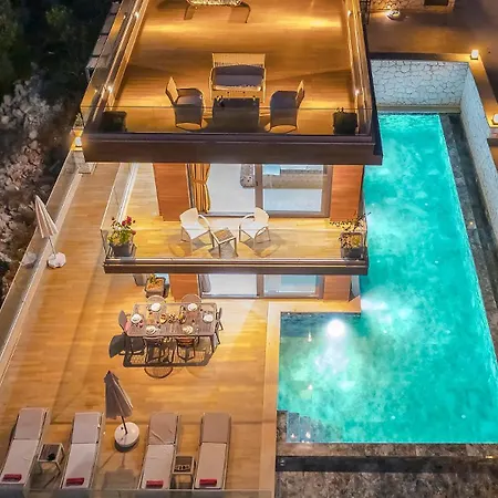 Kalkan Merkez'de Deniz Manzarali Lueks Hotel *