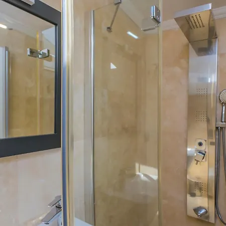 Kalkan Merkez'de Deniz Manzarali Lueks Hotel *